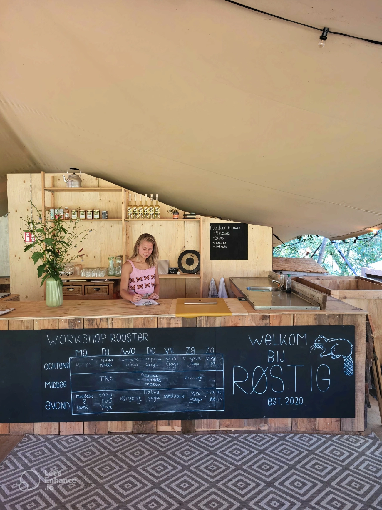 Meisje achter bar in tent