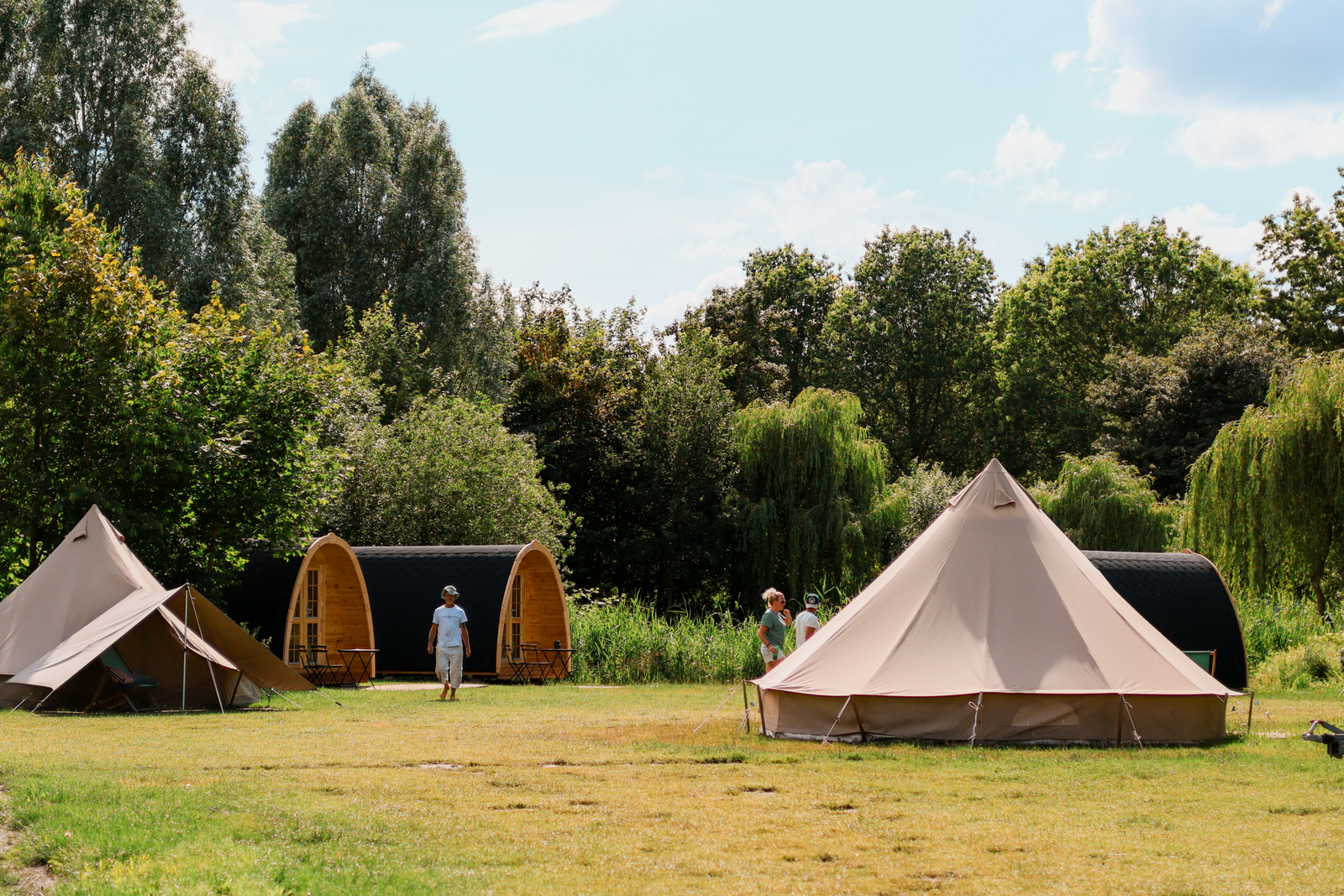 ZEEWOLDE-2606-94 Two tipi RØSTIG Zeewolde